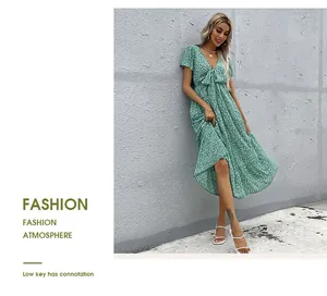 Detailansicht eines Blumenkleides mit V-Ausschnitt, Taillenschleife und Rüschen
