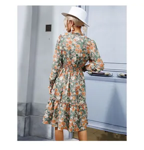 Vue arrière de la robe en mousseline fleurie avec taille élastique et ourlet à volants