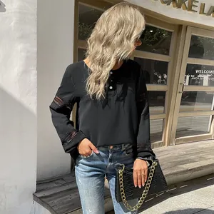 Camicia nera da donna a maniche lunghe con dettagli in pizzo traforato e scollo a tre bottoni