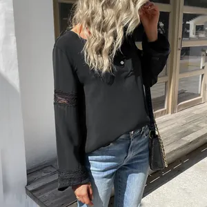 Elegante camicia nera a maniche lunghe con dettagli in pizzo e scollo con bottone