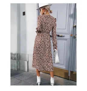 Vue détaillée d'une robe mi-longue marron à fleurs avec manches bouffantes et profil arrière