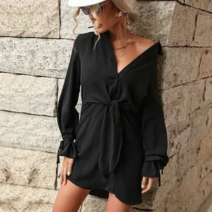 Robe chemise noire classique à col en V avec nœud à la taille et manches lanternes