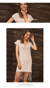 Dettaglio copricostume beige in maglia con scollo a V, trama traforata e frange lunghe