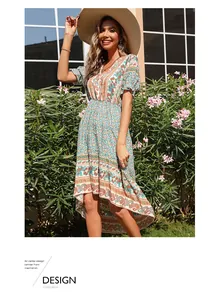Détail d'une robe bohème à imprimé fleuri avec ourlet asymétrique et taille élastique en extérieur
