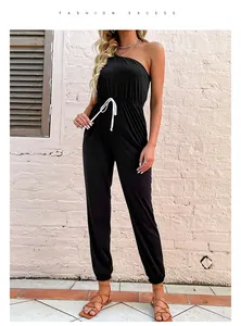 Detail eines schwarzen One-Shoulder-Jumpsuits mit weißem Tunnelzug und elastischen Bündchen