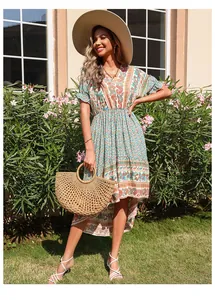 Détails de la robe bohème asymétrique à imprimé paisley et ourlet volanté