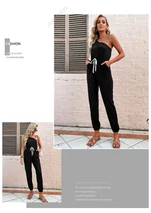 Detailsicht des schwarzen One-Shoulder-Jumpsuits mit Kordelzug an der Taille und Taschen