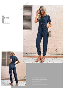 Dettaglio tuta blu navy a maniche corte con coulisse in vita e bottoni sullo scollo