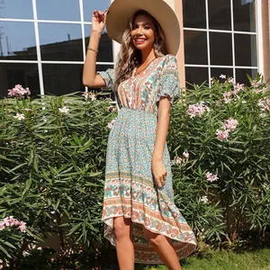 Robe bohème d'été à imprimé paisley, col en V et ourlet asymétrique pour un style de plage