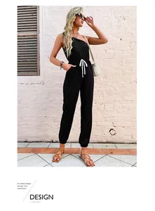 Detail eines schwarzen One-Shoulder-Jumpsuits mit verstellbarem Kordelzug und Seitentaschen