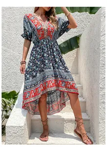 Dettaglio dell'abito estivo boho con stampa floreale etnica e orlo a balze asimmetrico