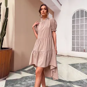 Elegante abito a balze albicocca con maniche a sbuffo e orlo asimmetrico a balze