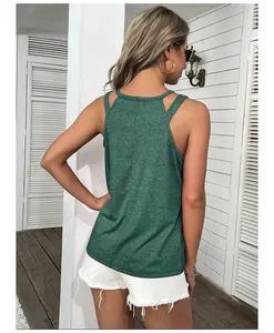 Détail du haut vert foncé avec épaules dénudées et col évidé au tissu texturé