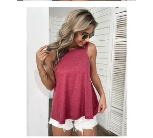 Texture détaillée du haut dos nu sans manches bordeaux avec coupe trapèze décontractée