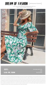 Détail d'une robe d'été à col en V verte avec grand imprimé de fleurs violettes et blanches