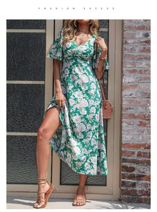 Détail d'une robe longue vert émeraude à col en V avec fente latérale et motif floral