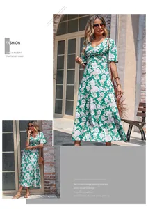 Détail du nœud au décolleté en V sur une robe fleurie verte à manches mi-longues