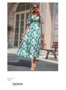 Détail de robe midi fleurie avec col en V, manches volantées et nœud à la taille