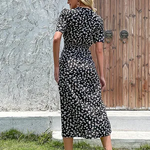 Nahaufnahme des weißen Gänseblümchen-Musters auf dem leichten schwarzen Sommerkleid