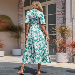 Vue arrière de la robe midi d'été à imprimé floral vert et col en V élégant