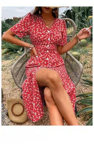 Detail eines roten Sommerkleids mit Blumenmuster, V-Ausschnitt und Seitenschlitz
