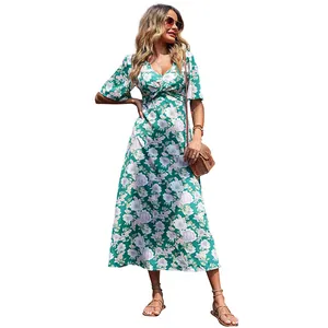 Robe longue d'été fleurie verte avec col en V et détail de nœud torsadé sur le devant