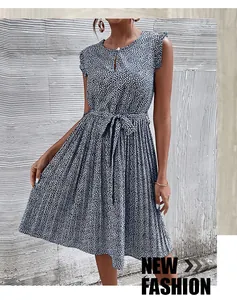 Détail de la robe fleurie sans manches bleu marine avec taille nouée et plis doux