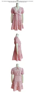 Dettaglio dell'abito floreale rosa con orlo a balze e design con maniche a sbuffo