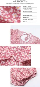 Dettagli dell'abito rosa a fiori con bordi a balze e scollatura posteriore con lacci
