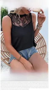 Dettaglio del top nero senza maniche con delicato inserto in pizzo floreale sullo scollo