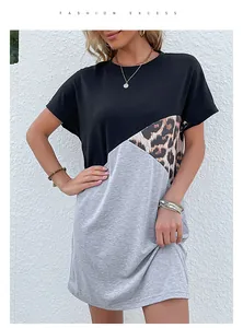 Détail de l'imprimé léopard chic et des coutures contrastées sur la robe d'été t-shirt femme