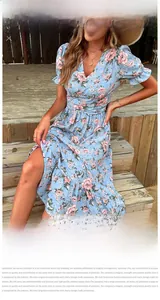 Détail de la robe fleurie bleu clair à col en V avec manches bouffantes et poignets volantés