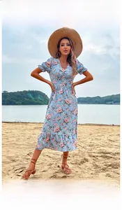 Robe d'été fleurie avec col en V, manches bouffantes et taille cintrée sur la plage