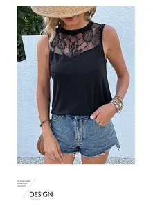 Dettaglio del patchwork in pizzo nero su un gilet estivo aderente a girocollo senza maniche