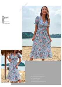 Détails de la robe fleurie bleu clair avec col en V, manches bouffantes et volants