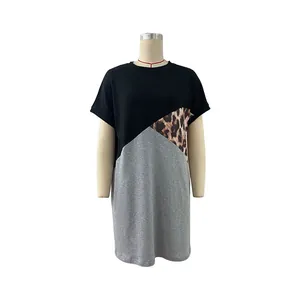 Détail d'une robe grande taille avec patchwork asymétrique noir gris et léopard