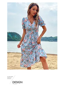 Détail du col en V et de l'imprimé floral rose sur cette robe d'été bleu clair