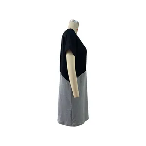Détail de la robe t-shirt à manches courtes avec patchwork noir et gris en maille