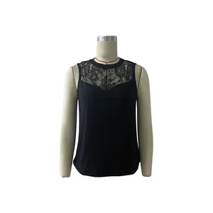 Dettaglio del patchwork di pizzo nero e motivo floreale sul top senza maniche attillato