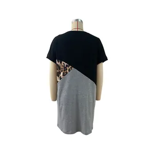 Détail d'une robe t-shirt femme à manches courtes avec imprimé léopard et empiècement gris