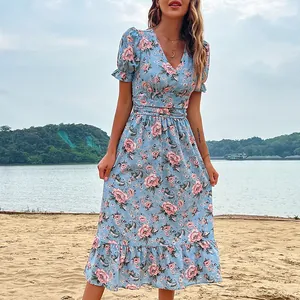 Robe mi-longue fleurie bleu clair avec col en V et ourlet à volants pour l'été