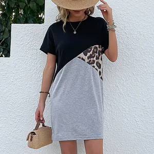 Robe T-shirt décontractée pour femmes avec motif léopard et design patchwork noir élégant
