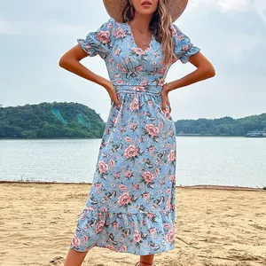 Robe d'été bleu clair à imprimé fleuri, col en V et ourlet volanté au bord du lac