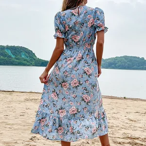 Robe d'été fleurie bleu clair avec manches bouffantes et taille smockée pour les vacances