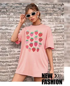 Detail eines rosa Oversized-T-Shirts mit Erdbeerdruck an einem weiblichen Model