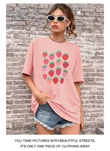 Nahaufnahme des Erdbeerdrucks auf diesem rosa Oversize-Baumwoll-T-Shirt mit Rundhalsausschnitt