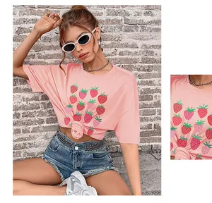 Detailaufnahme des süßen Erdbeerdrucks und des rosa Stoffes am Damen-Sommer-T-Shirt