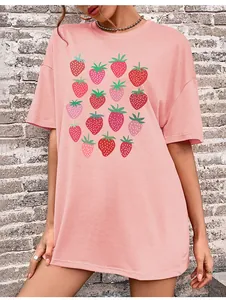 Detailaufnahme der Erdbeerdrucke auf dem rosa kurzärmeligen Damen-T-Shirt aus Baumwolle