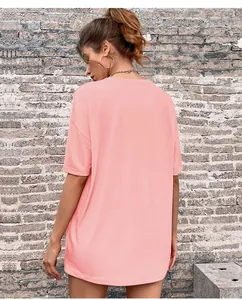Rückansicht eines locker sitzenden rosa Oversize-T-Shirts mit überschnittenen Schultern