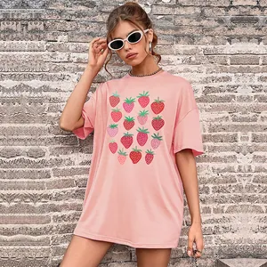 Rosa Oversize-Damen-T-Shirt aus Baumwolle mit niedlichem Erdbeerdruck in herrlicher Außenansicht